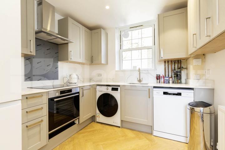 Newly refurbished three double bedroom two bathroom flat mins to Euston. Cranleigh Street, Camden